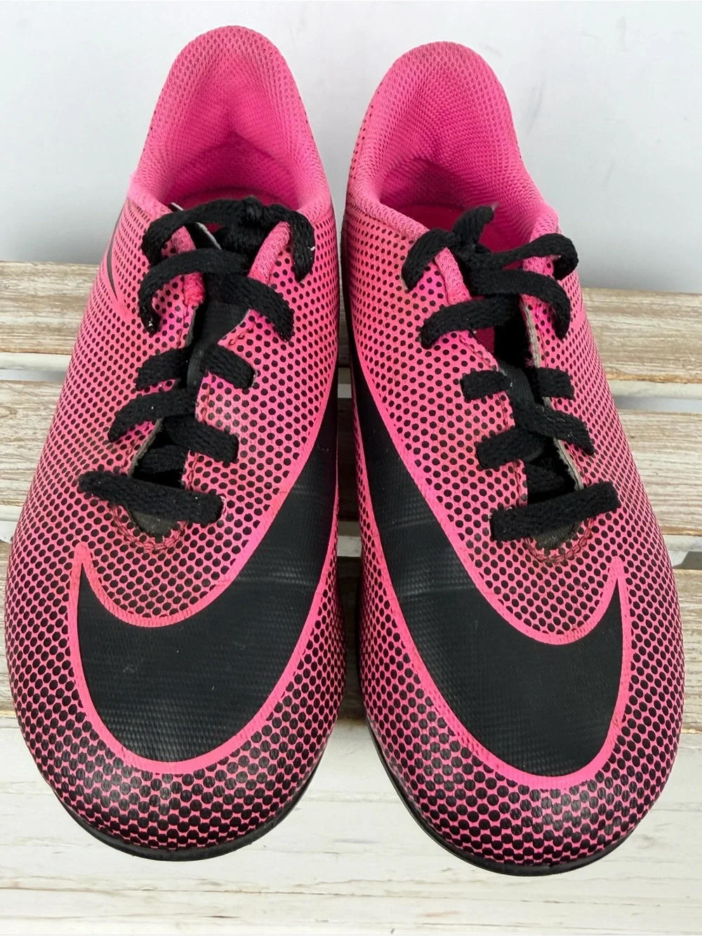 Nike Kids' Jr. Bravata I! FG soccer cleats with a synthetic textured upper 13C